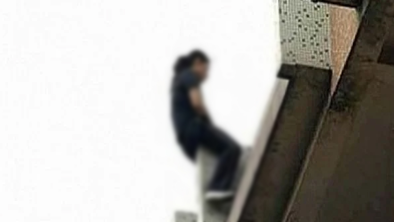 غير بعيد عن إقليم الناظور.. فتاة تلقي بنفسها من الطابق الرابع لعمارة غير بعيد عن إقليم الناظور.. فتاة تلقي بنفسها من الطابق الرابع لعمارة