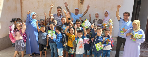 بالصور المبادرة المغربية للعلوم والفكر توزع أدوات مدرسية بأولاد ستوت
