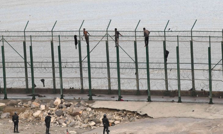 حكومة المدينة المحتلة تضع شبكة لمنع تسلق السياج الحدودي