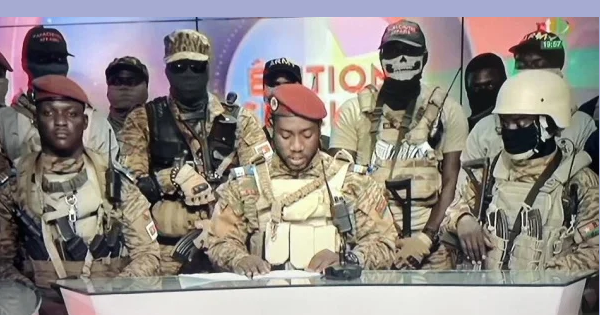 جيش بوركينا فاسو يطيح بالرئيس ويحل الحكومة ويغلق الحدود