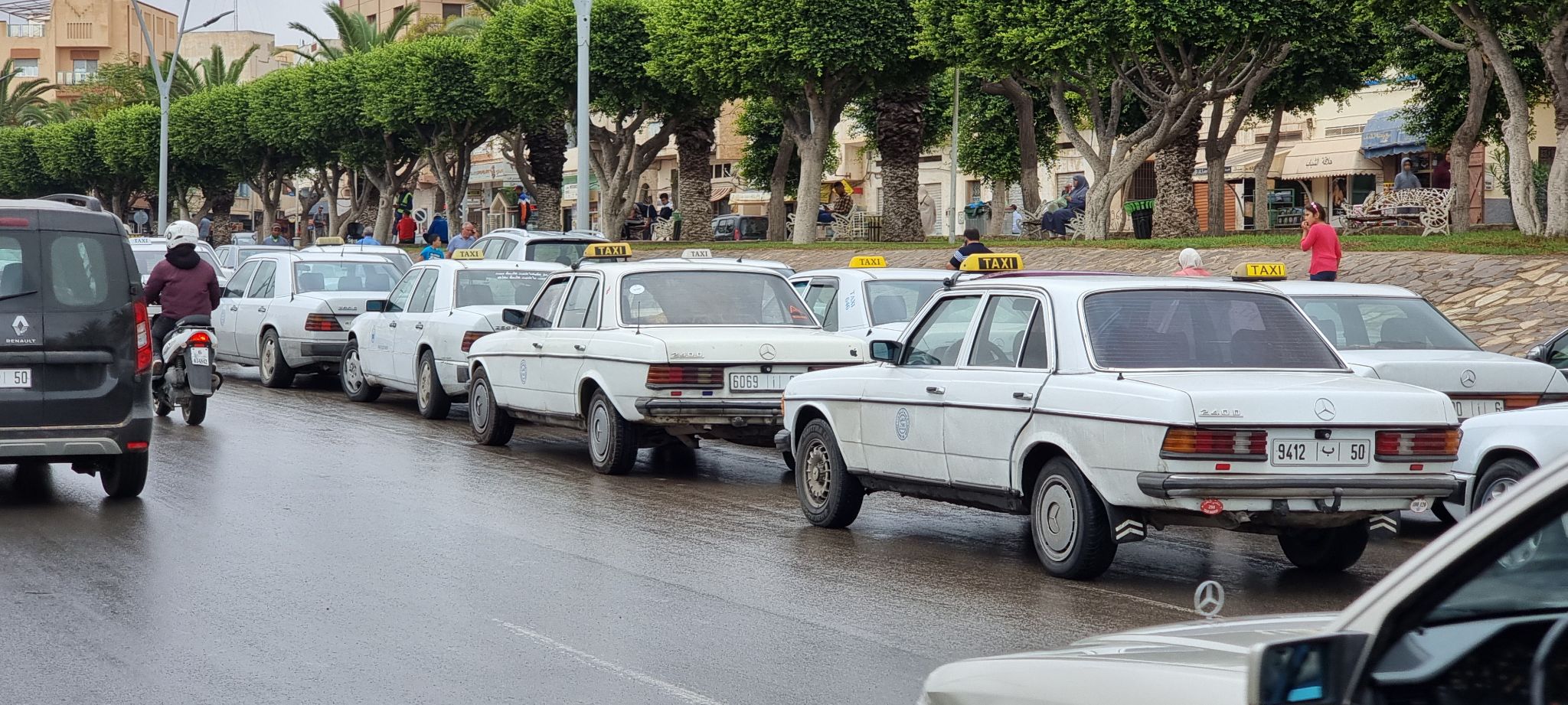 سيارات "مشبوهة" تتحول إلى طاكسيات لابتزاز المواطنين واهانتهم بالناظور