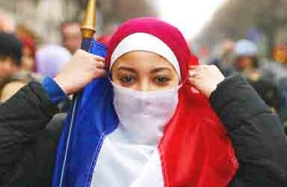 طالبة محجبة بفرنسا تتعرض للاعتداء عبر إلقاء حجابها في القمامة
