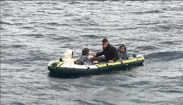 ثمانية مهاجرين مغاربة يصلون إلى مليلية على متن قارب مطاطي ثمانية مهاجرين مغاربة يصلون إلى مليلية على متن قارب مطاطي