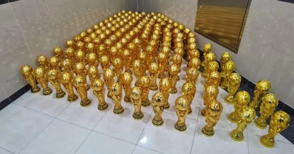 ضبط كؤوس مقلدة لجائزة كأس العالم في قطر 2022
