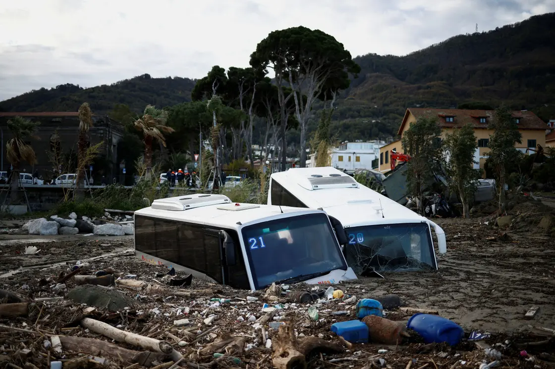 صور.. البحث مستمر عن 10 مفقودين إثر كارثة في جزيرة ايطالية