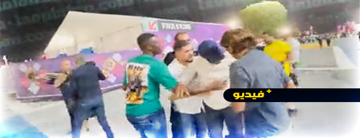 شاهدوا.. مصور جزائري يستفز إيطو والأخير يركله ويسقطه أرضا