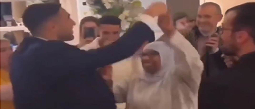 شاهدوا.. نجوم المنتخب المغربي يرقصون في أمسية غنائية مع عائلاتهم
