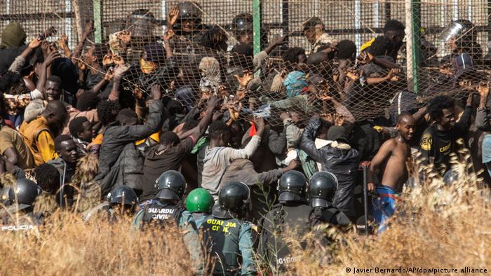 سلطات الناظور تمنع وقفة احتجاجية تطالب بفتح تحقيق في وفاة مهاجرين بسياج مليلية سلطات الناظور تمنع وقفة احتجاجية تطالب بفتح تحقيق في وفاة مهاجرين بسياج مليلية