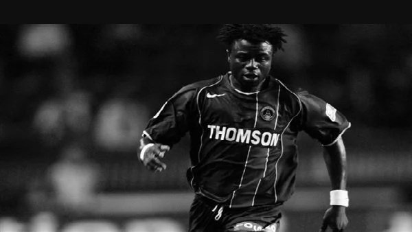سكتة قلبية تودي بحياة الكاميروني "مبامي" لاعب باريس سان جيرمان