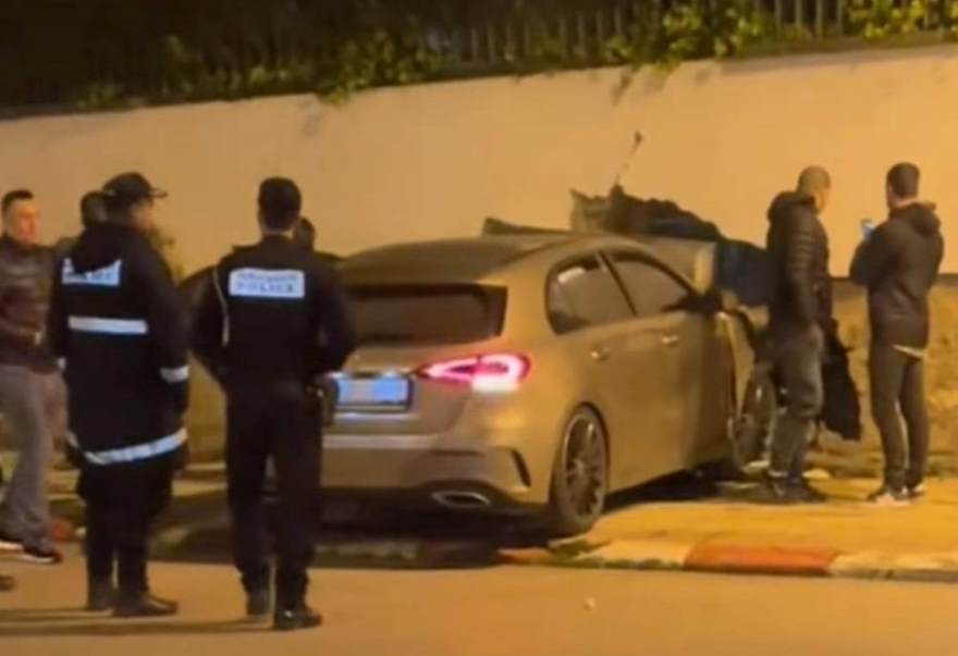 صورة.. اقتحام سيارة للقنصلية الإسبانية يثير استنفار الأمن