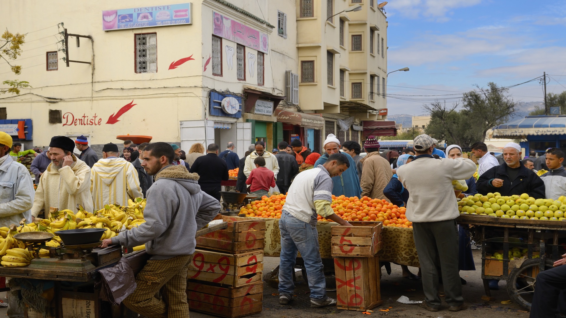 الحكومة تخطط لإدماج الباعة الجائلين في القطاع المهيكل