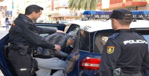 السلطات الإسبانية تستعد لترحيل المغربي المتهم بقتل راهب كنيسة