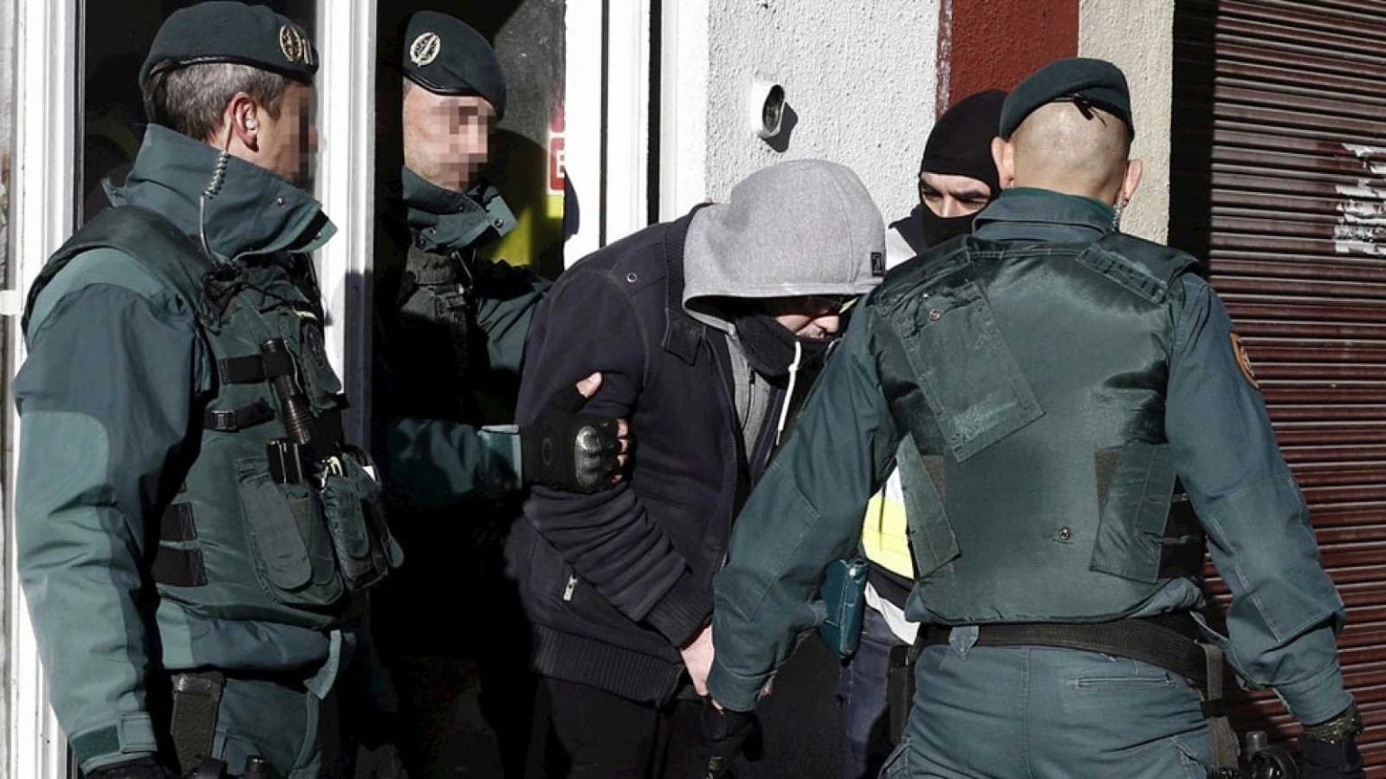 كان في طريقه للمغرب.. اعتقال مهاجر مغربي بميناء طريفة متورط في جرائم دولية