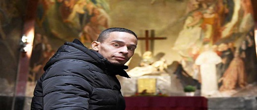 مجلس مدينة برشلونة يقرر التكفل بشاب مغربي  يعاني من السرطان