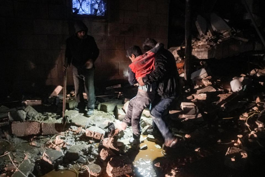 زلزال بقوة 7.4 درجات يضرب تركيا ويخلف مئات القتلى والجرحى