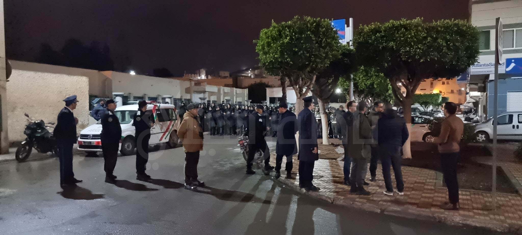 شاهدوا.. السلطات تستعمل القوة لفض اعتصام الأساتذة "المتعاقدين" أمام مديرية التعليم بالناظور