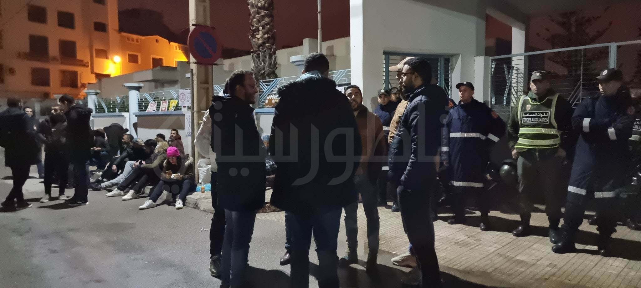 شاهدوا.. السلطات تستعمل القوة لفض اعتصام الأساتذة "المتعاقدين" أمام مديرية التعليم بالناظور