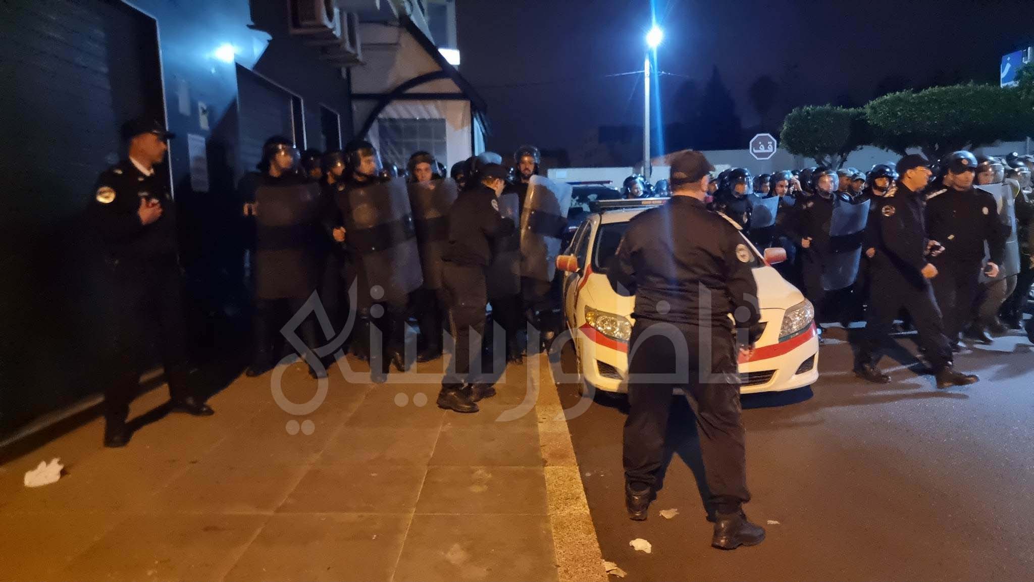 شاهدوا.. السلطات تستعمل القوة لفض اعتصام الأساتذة "المتعاقدين" أمام مديرية التعليم بالناظور