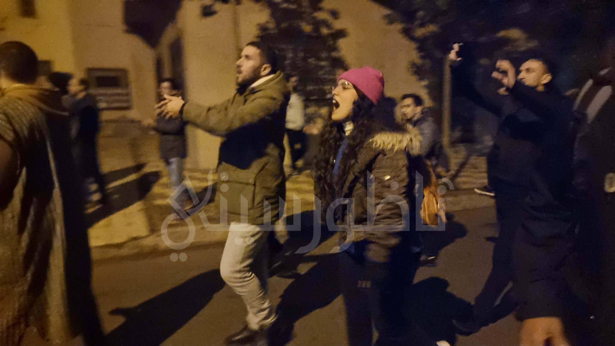 شاهدوا.. السلطات تستعمل القوة لفض اعتصام الأساتذة "المتعاقدين" أمام مديرية التعليم بالناظور