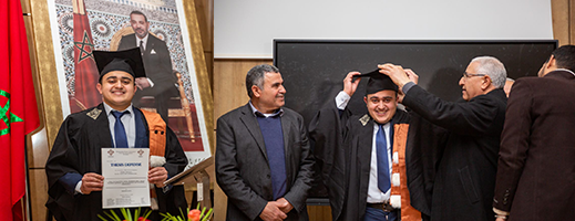 زكرياء أزناي يناقش أطروحته الجامعية في الرياضيات التطبيقية ويحصل على ميزة مشرف جدا