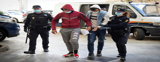 إسبانيا ترحل 5 مهاجرين مغاربة لتورطهم في جرائم التهديد والسرقة