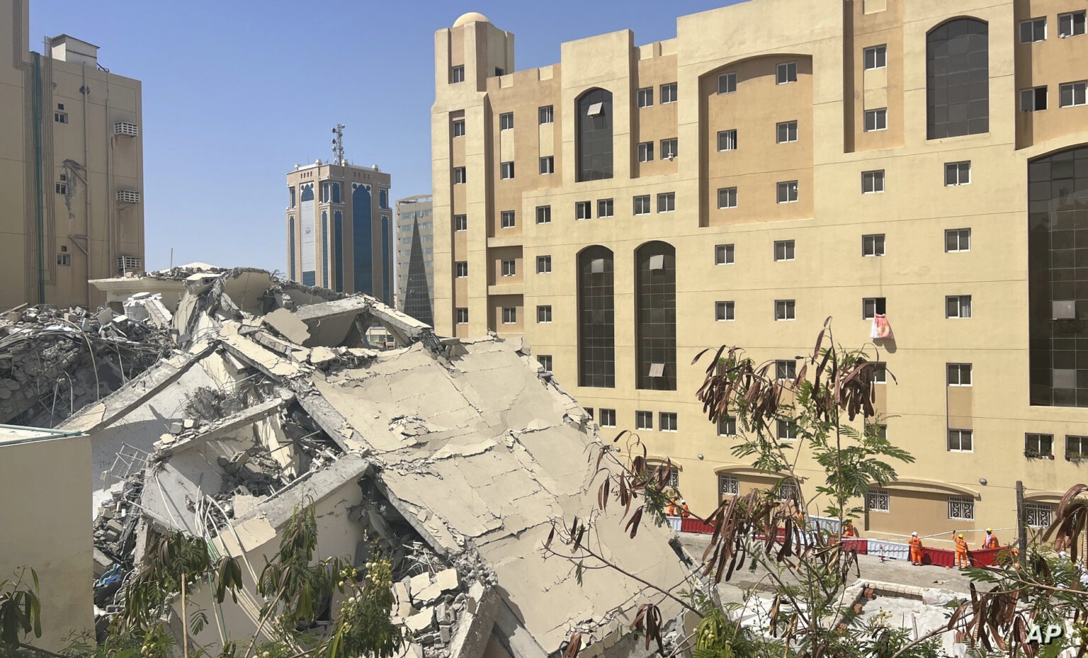 سفارة المملكة بقطر تعلن عن وفاة مغربي إثر انهيار مبنى بالدوحة