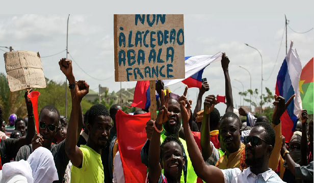 مستعمرة فرنسية سابقة في افريقيا.. بوركينافاسو تطرد صحافيتين إلى باريس