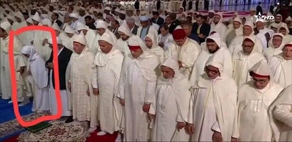 صورة.. هذه حيثيات ظهور امرأة وهي تصلي في صفوف الرجال خلف الملك محمد السادس صورة.. هذه حيثيات ظهور امرأة وهي تصلي في صفوف الرجال خلف الملك محمد السادس