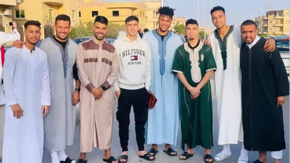باللباس التقليدي المغربي.. لاعبو فريق الرجاء يؤدون صلاة العيد بمصر باللباس التقليدي المغربي.. لاعبو فريق الرجاء يؤدون صلاة العيد بمصر