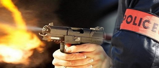 مقدم شرطة يستخدم سلاحه الوظيفي لتوقيف شخص في حالة تخدير مقدم شرطة يستخدم سلاحه الوظيفي لتوقيف شخص في حالة تخدير