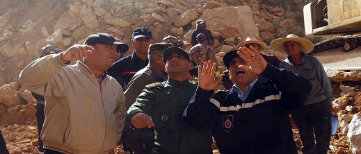 أربعيني يلقى حتفه تحت الأنقاض أثناء بحثه عن لقمة العيش.. وجهود انتشاله لازالت مستمرة أربعيني يلقى حتفه تحت الأنقاض أثناء بحثه عن لقمة العيش.. وجهود انتشاله لازالت مستمرة