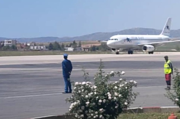 طائرة بعثة المنتخب المغربي للناشئين تصل إلى مطار قسنطينة طائرة بعثة المنتخب المغربي للناشئين تصل إلى مطار قسنطينة