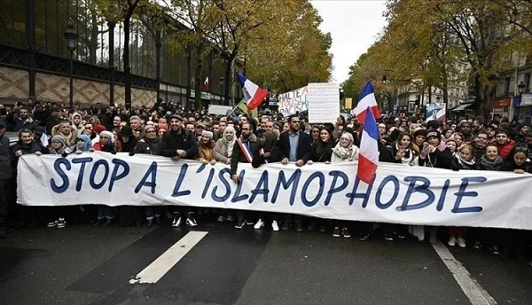 العنصرية ضد الجالية المسلمة في فرنسا.. الإستخبارات تراقب تغيب التلاميذ المسلمين في الأعياد الدينية