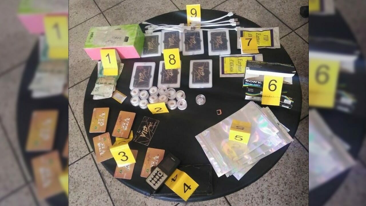 أجهزة الغش في الامتحانات تجر عشرينيا للاعتقال أجهزة الغش في الامتحانات تجر عشرينيا للاعتقال