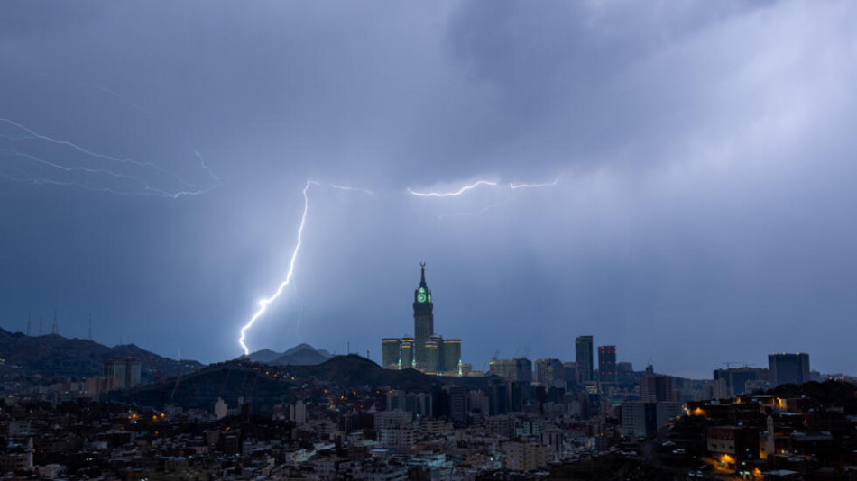رياح عاتية وأمطار غزيرة تثير الخوف في مكة المكرمة