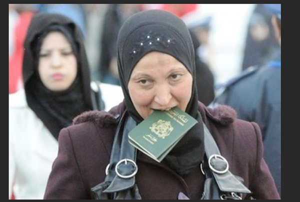الصورة لمغربية في هولندا، وهي معبرة فقط