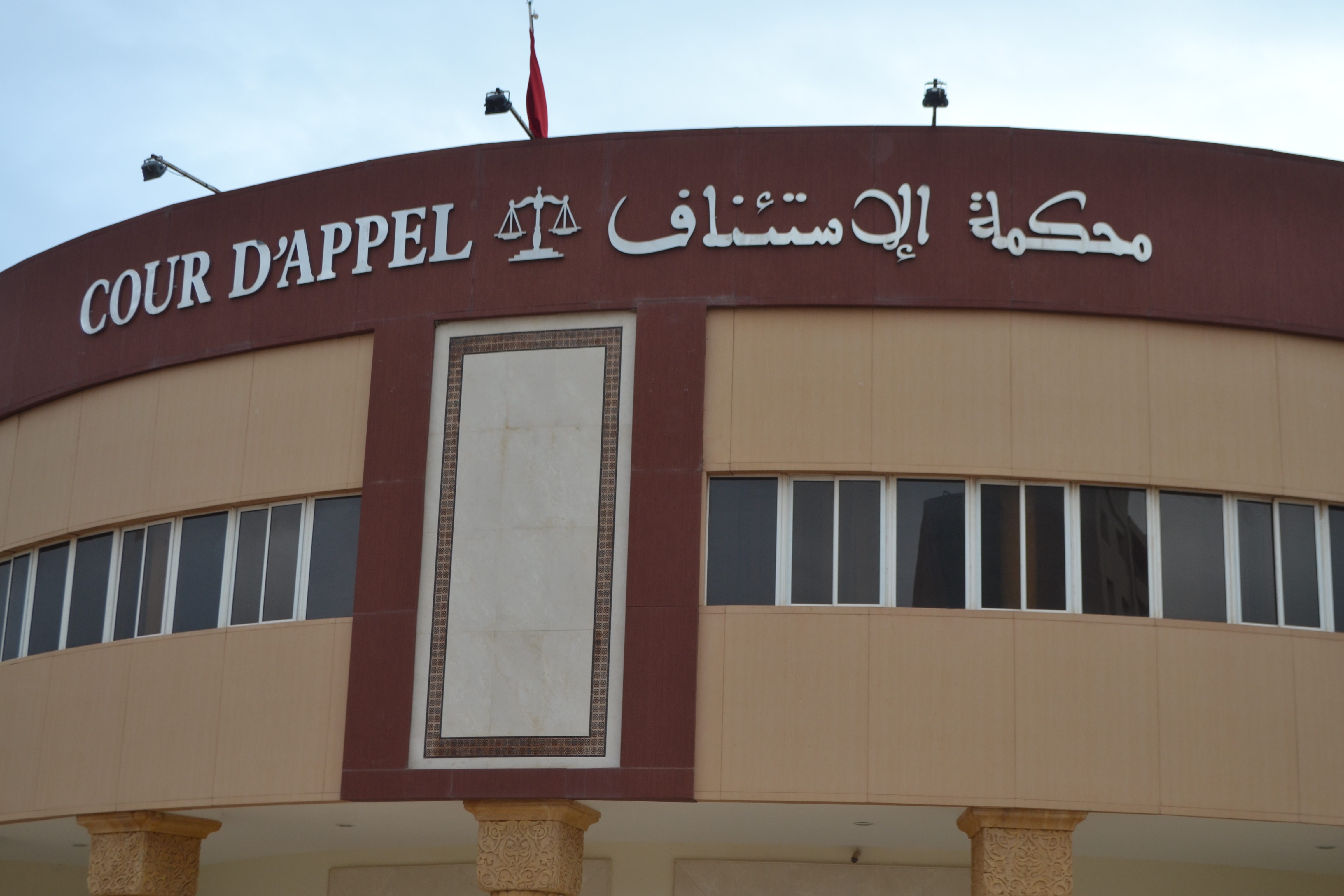 مثول رئيس جماعة بني شيكار أمام قاضي التحقيق بعد اعتقال منتحل صفة ضابط "بالديستي" داخل سيارة الجماعة