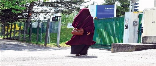 منع دخول ابنته بالعباءة.. توقيف رجل في فرنسا هدد مدير مدرسة