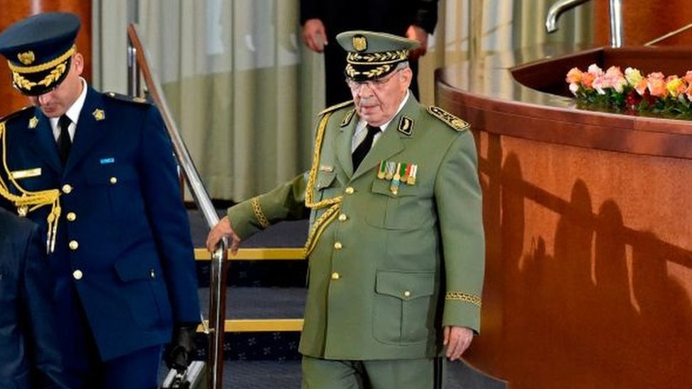 ما الذي يحدث في الجزائر؟.. رئيس الكابرانات يعفي مسؤولين عسكريين بينهم مراقب في الجيش