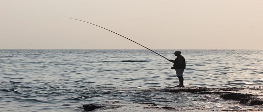 تعليمات شفوية تمنع هواة الصيد بالقصبة من مزاولة هوايتهم بشواطئ إقليم الناظور
