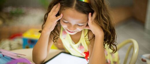 دراسة علمية تؤكد: الأطفال يتعلمون بفاعلية أكبر على الورق مقارنة بالشاشات الإلكترونية