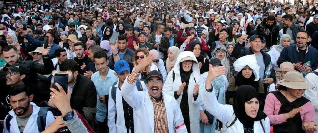 قرارات توقيف الأساتذة تشعل شرارة الاحتجاجات من جديد