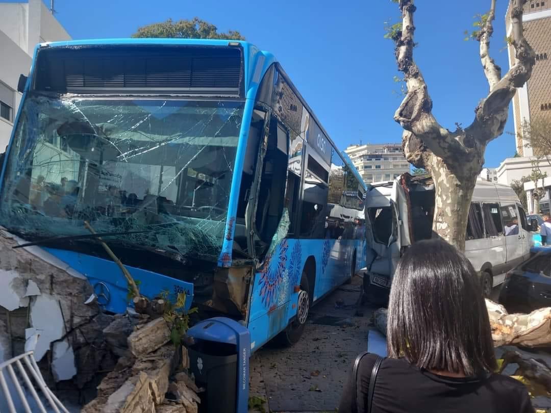 بالصور.. تعطل فرامل حافلة يؤدي إلى اصطدام وإصابة 15 شخصا وسط طنجة 