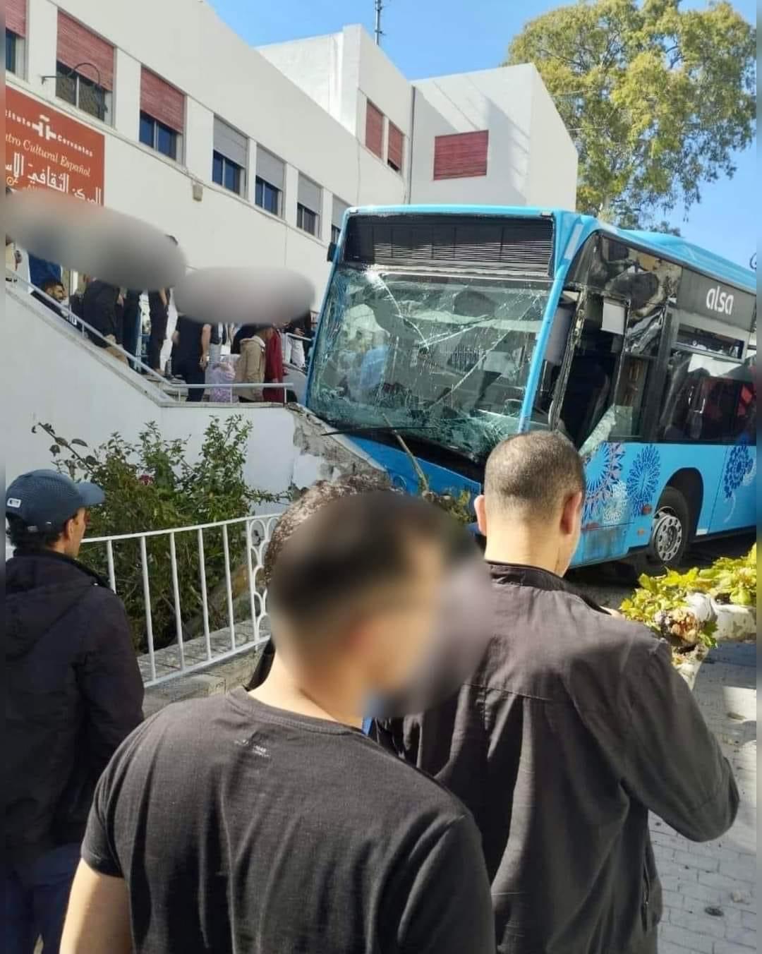 بالصور.. تعطل فرامل حافلة يؤدي إلى اصطدام وإصابة 15 شخصا وسط طنجة 