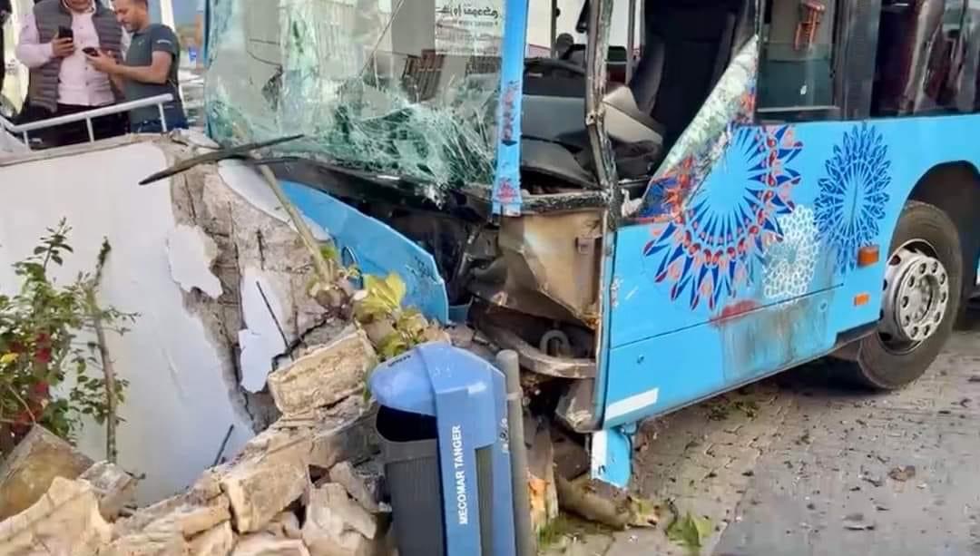 بالصور.. تعطل فرامل حافلة يؤدي إلى اصطدام وإصابة 15 شخصا وسط طنجة 