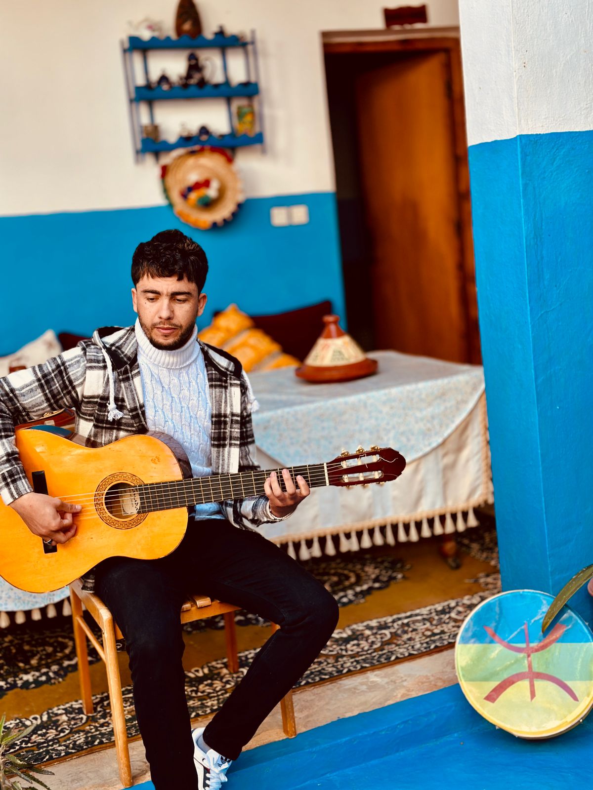 عزالدين الحسيمة.. فنان كرس موهبته في تطوير وعصرنة أهازيج "إزران" بالريف