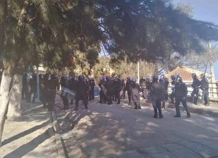 بالصور.. بعد إعلان قيام ‘’دولة القبائل’’ قوات الأمن الجزائرية تفرض طوقًا أمنيًا وتعتقل العشرات