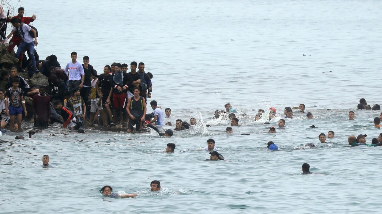 بمشاركة الإناث.. وصول ثمانية مهاجرين سباحة إلى الثغر المحتل