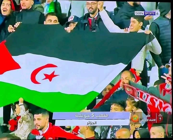 بالصور.. توزيع أعلام البوليساريو على الجمهور الجزائري قبل مباراة نهضة بركان الملغاة