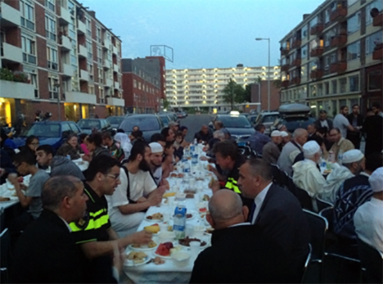 حفل إفطار جماعي كبير تحت سماء أمستردام الهولندية